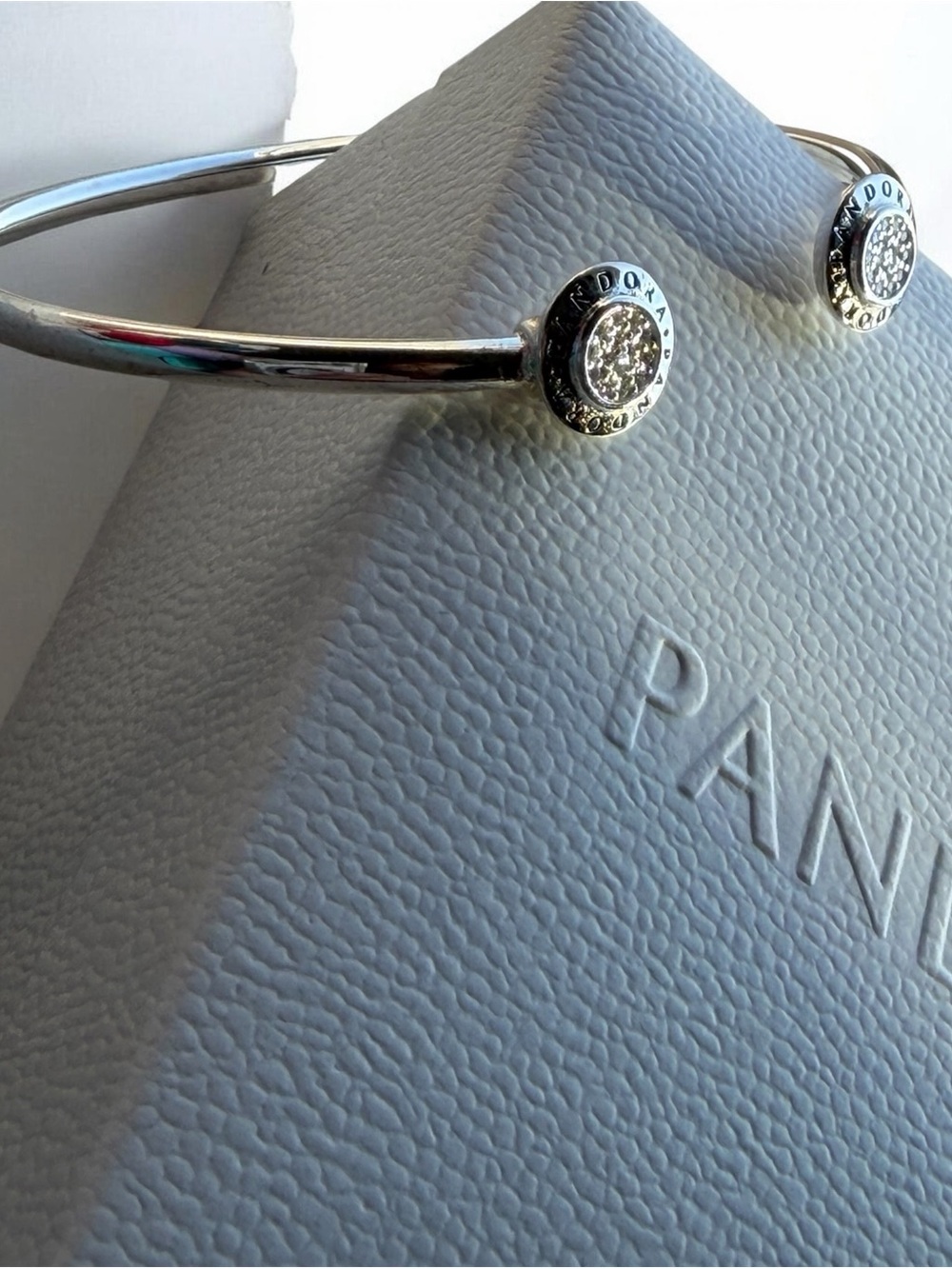 Brazalete Pandora Logo Pavé Open Bangle